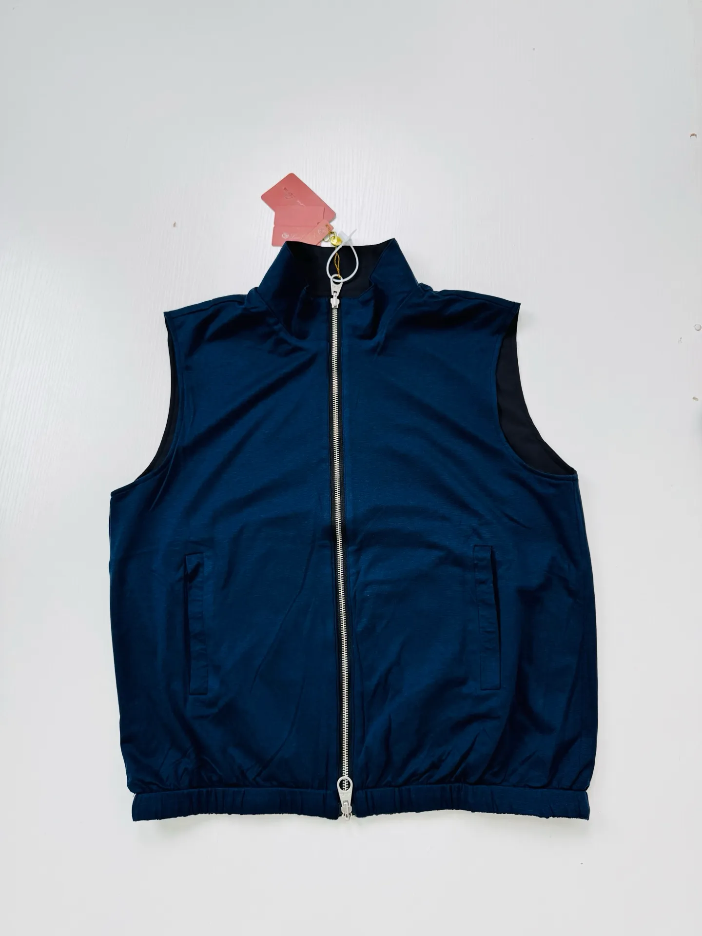 Loro Pian old money style LP double-sided stand-up collar zipper vest jacket. The A side is customized with high-density windproof functional nylon fabric. The drape is completely synchronized with the original version. The B side is made of ultra-fine wool knitted fabric, which has been individually color-fixed and will not turn white after repeated wear. The two-way double-headed metal zipper is molded separately. The size of the slider, metal matte coating, and tooth pattern spacing are strictly reproduced from the original version. Size: 46/48/50/52